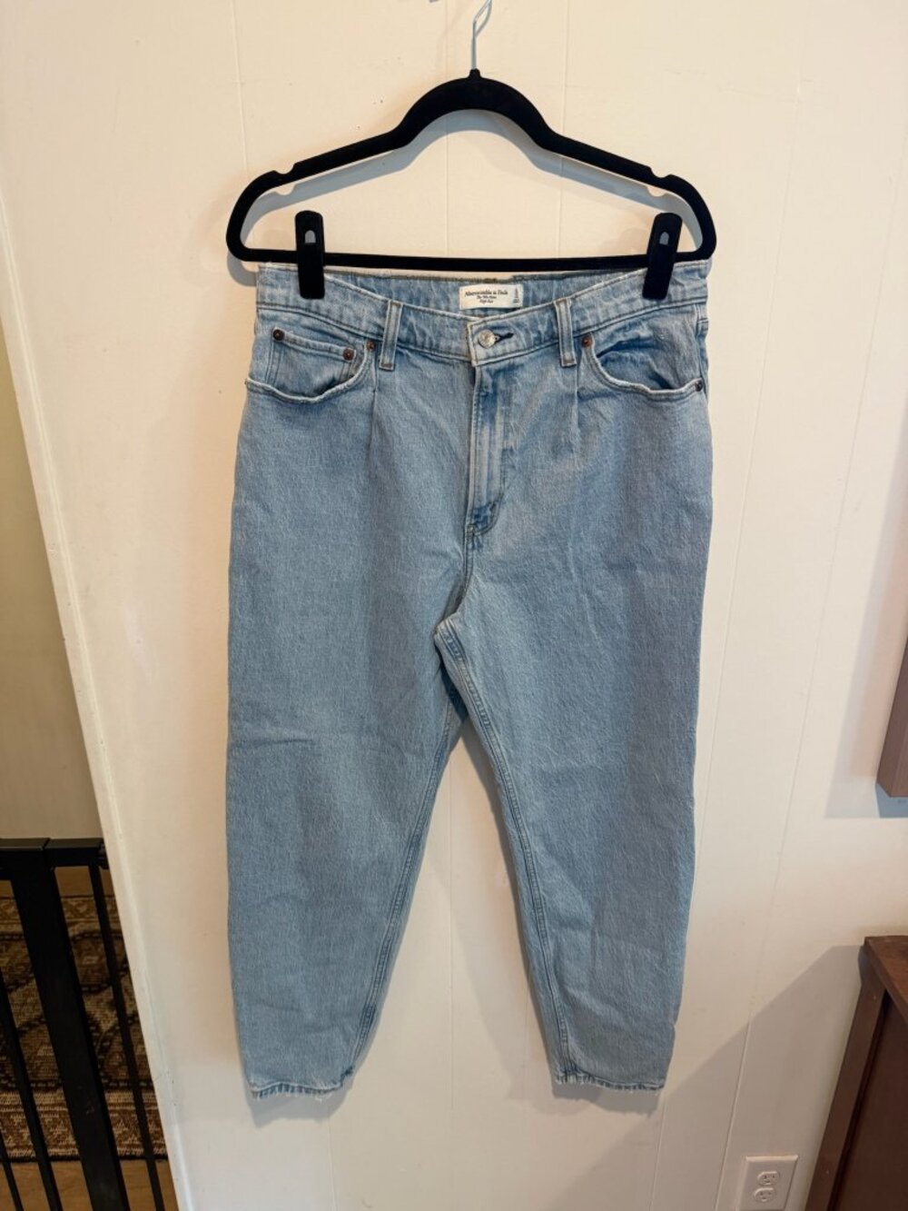 A&F 80s Mom High Rise Jeans in light wash, size 31/12 Long